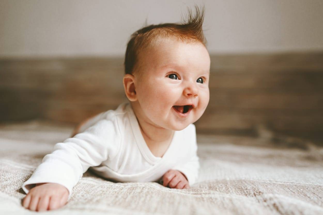 3 Monate altes Baby in Bauchlage
