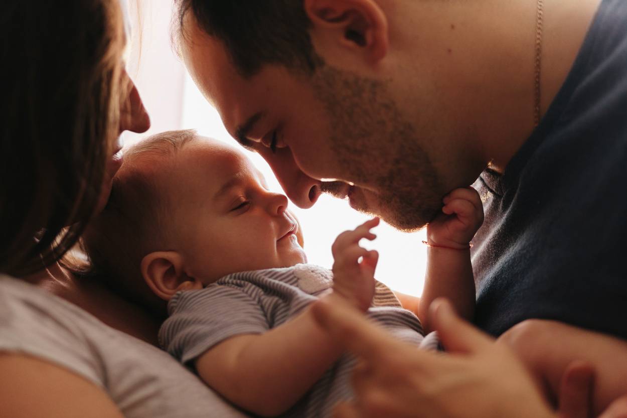 4 Monate altes Baby mit Eltern
