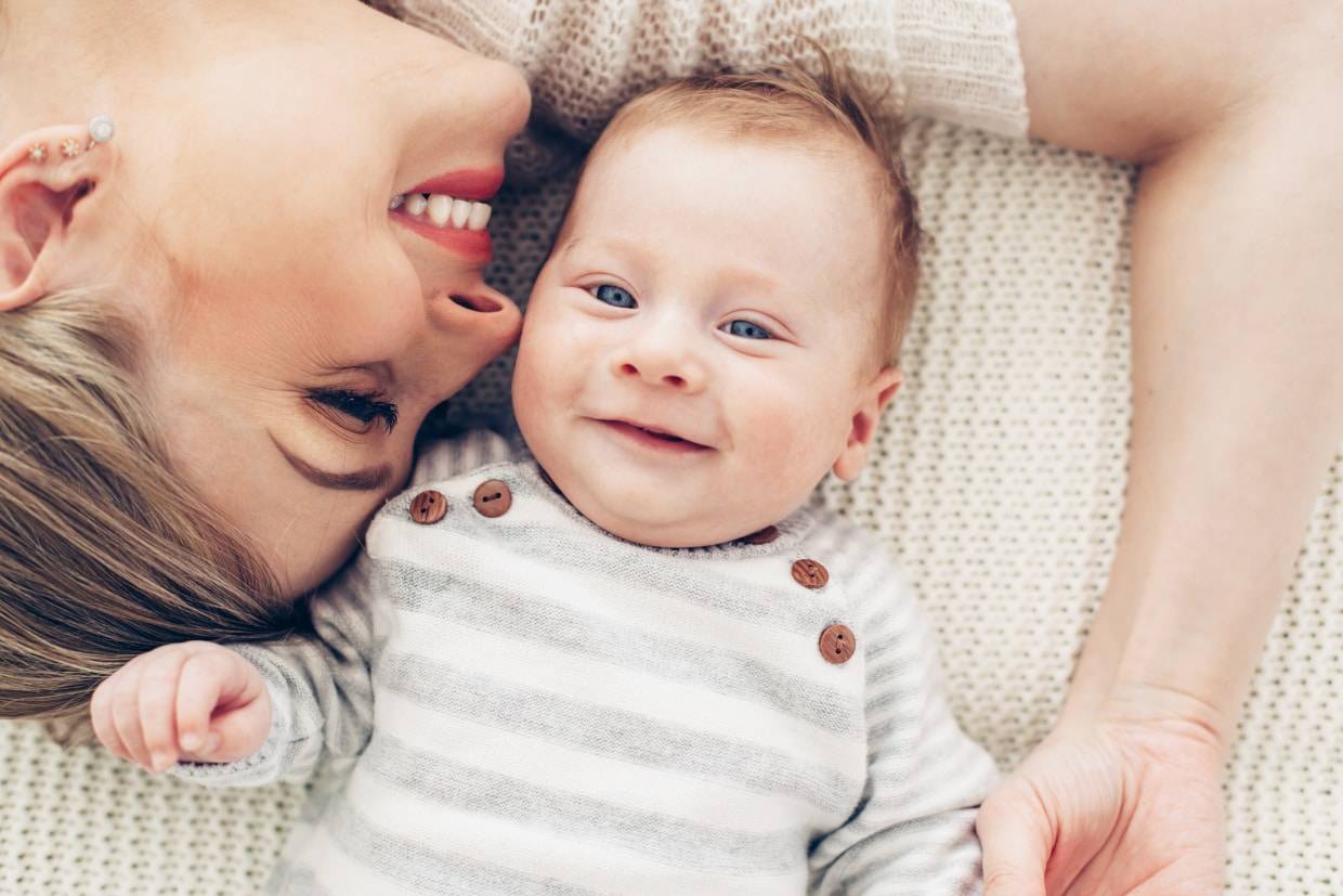2 Monate altes Baby lächelt