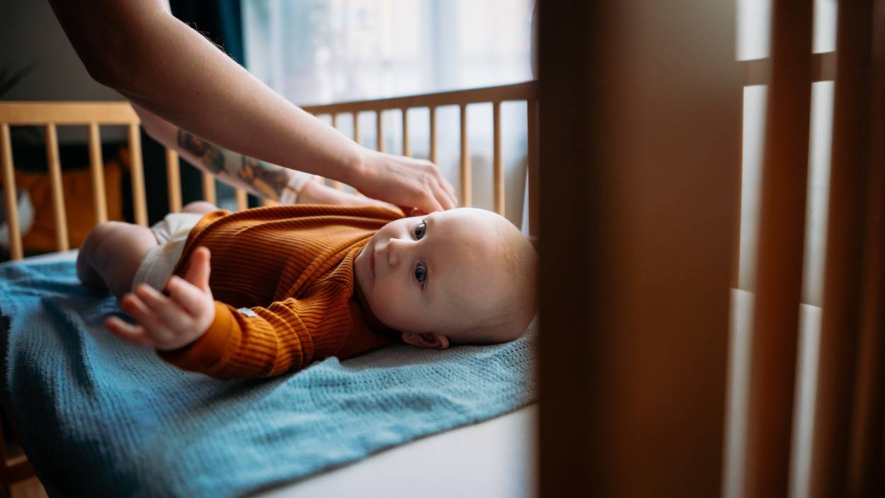 5 Monate altes Baby in der Krippe