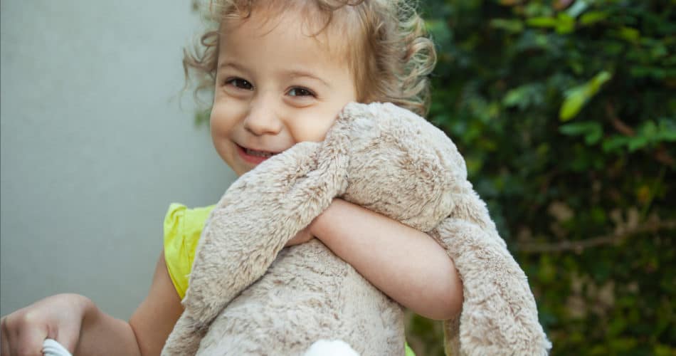 Imaginärer Freund: Ein Mädchen umarmt ihr Kuscheltier ganz fest