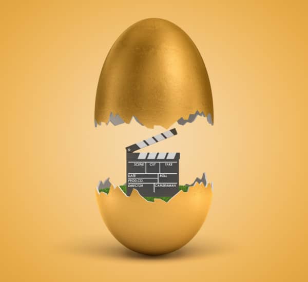 Osterfilme:3D-Bild eines Ostereis mit einer Filmklappe darin.