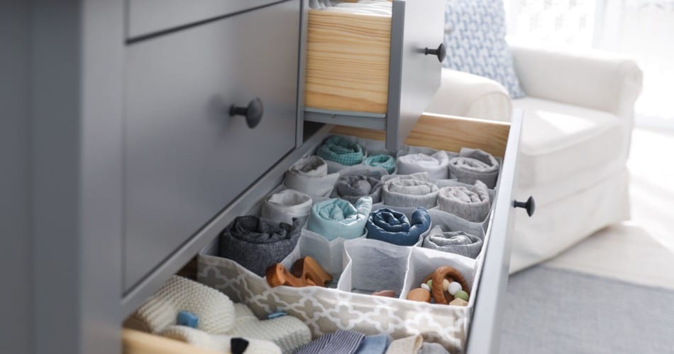 Eine organisierte Wickelkommode im Kinderzimmer