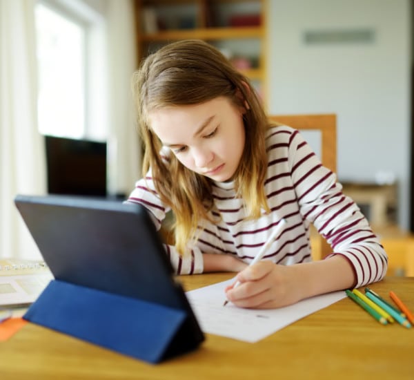 Ein Mädchen lernt mit dem Lerncomputer