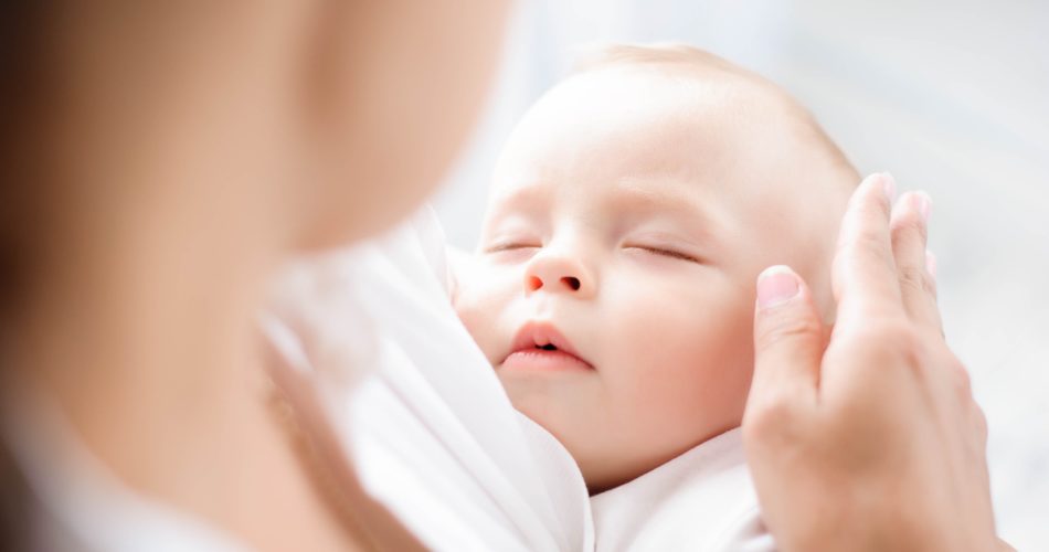 Baby in den Armen der Mutter.