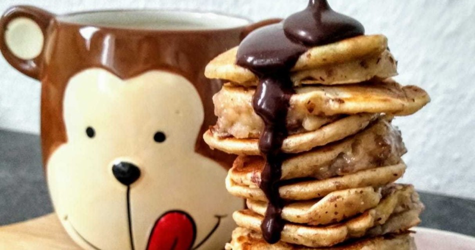 Ein zuckerfreier Bananen-Pancake-Turm mit Schokosoße, Chunky Monkey Pancakes.