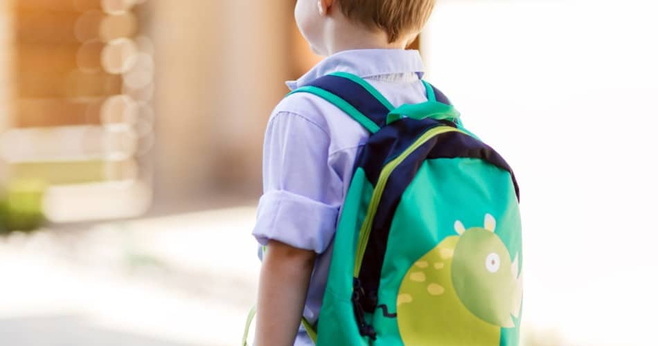 Ein Junge besucht zum ersten Mal den Kindergarten mit passender Kita-Erstausstattung.