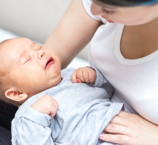 Ein Baby weint, weil es Bauchschmerzen hat.