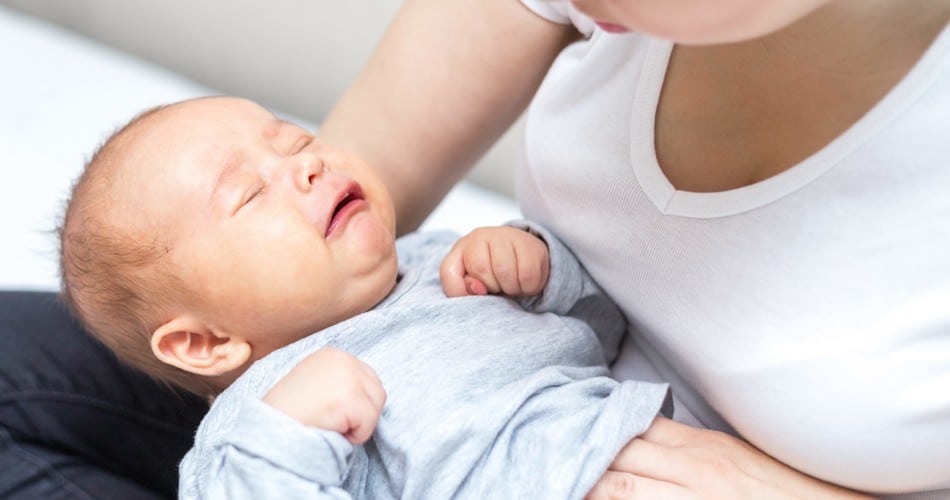 Ein Baby weint, weil es Bauchschmerzen hat.