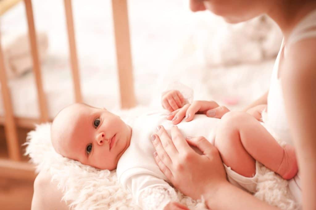 Bauchmassage beim Baby gegen Bauchschmerzen.