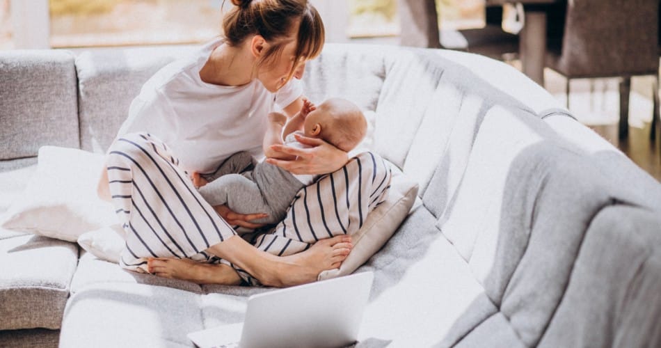 Mama mit Baby im Arm - Mama Tipps am Mommy-Monday.