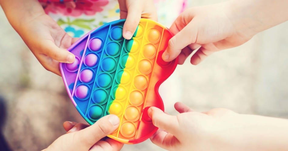 Kinder halten ein Push Pop Bubble Fidget in den Händen.