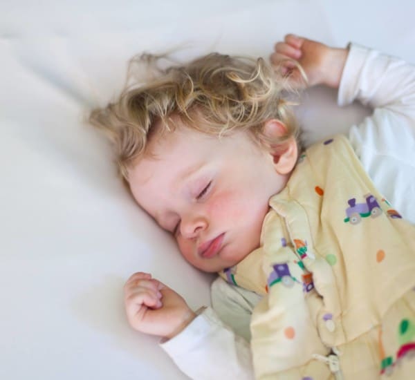 Ein Baby im Babyschlafsack