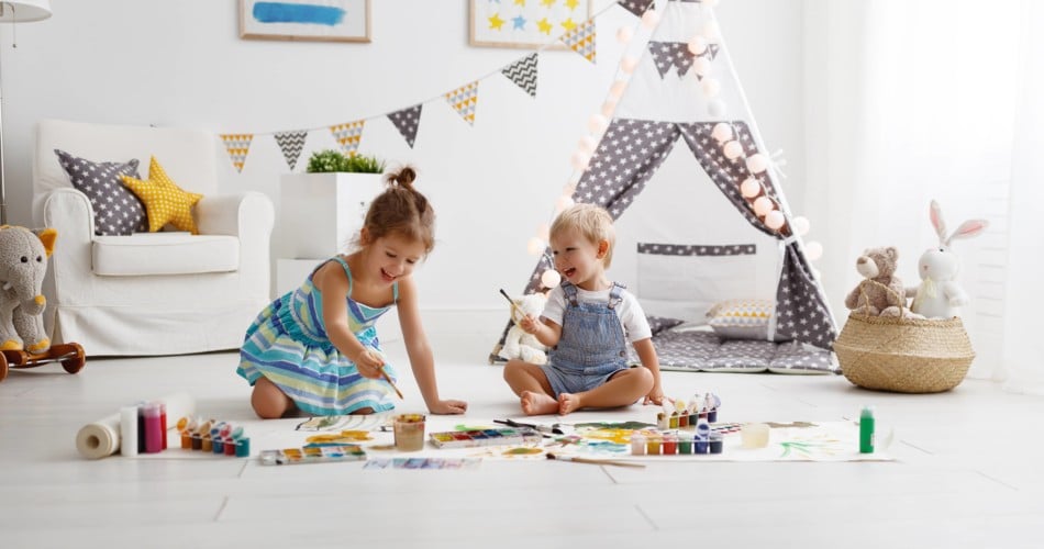Kinder spielen alleine zu Hause