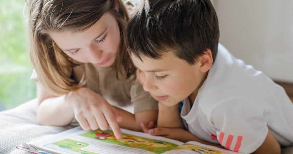 2 Kinder lesen gemeinsam.