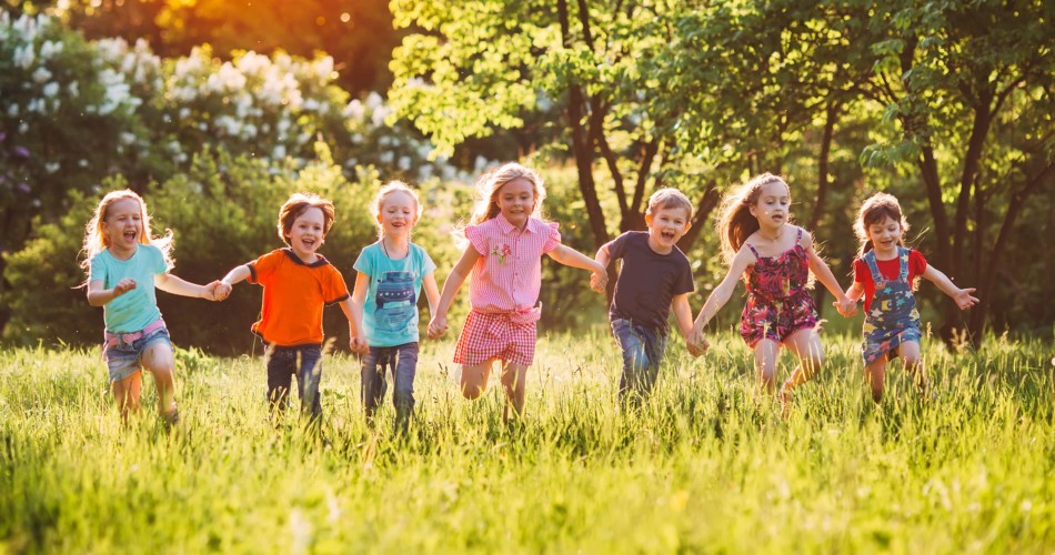 Kinder spielen am Weltkindertag draussen in der Natur.