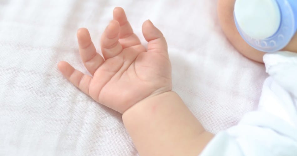 Titelbild zu Beitrag, der erklärt, was der Moro-Reflex beim Baby ist.