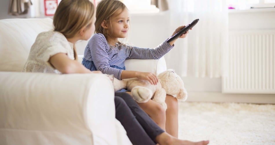 Zwei Mädchen sehen sich vergessene Kinderserien der 80er im Fernsehen an.