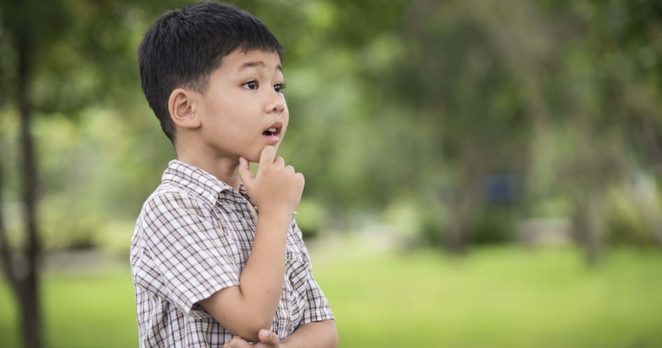 Kleine Junge befindet sich in der Warum-Phase und stellt viele Warum-Fragen.
