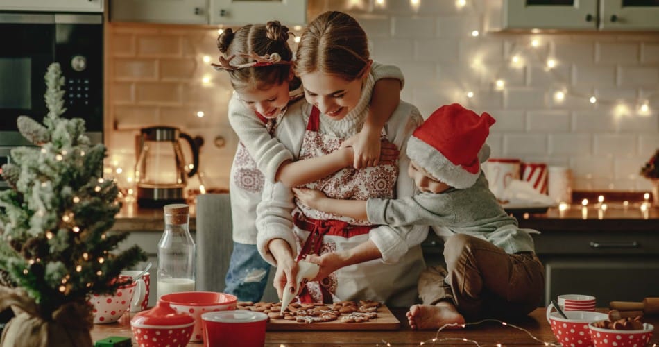Eine Mutter gestaltet die Adventszeit mit den Kindern und backt Plätzchen.