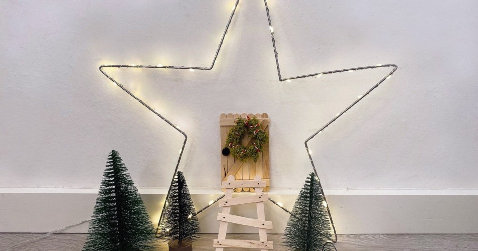 Eine Wichteltür für einen Wichtel, der in einem Zuhause einzieht.