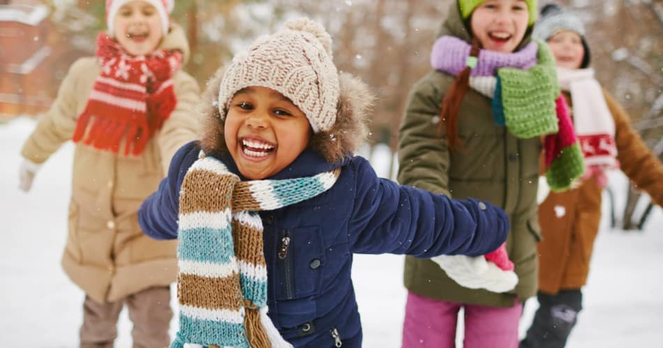 Kinder spielen im Schnee.
