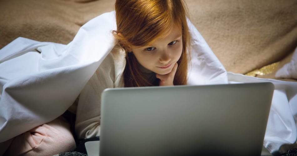 Ein Mädchen ist am Laptop und nutzt ein Kinderchat