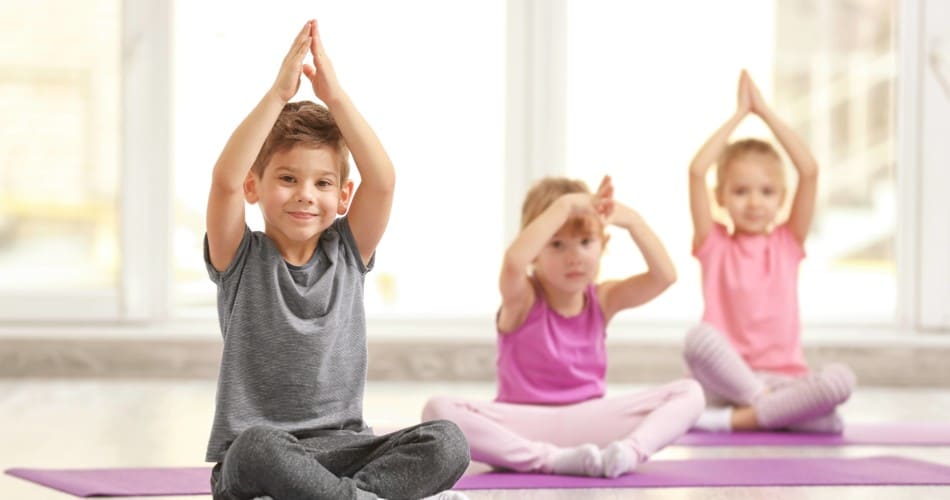 Kinder machen Yoga.