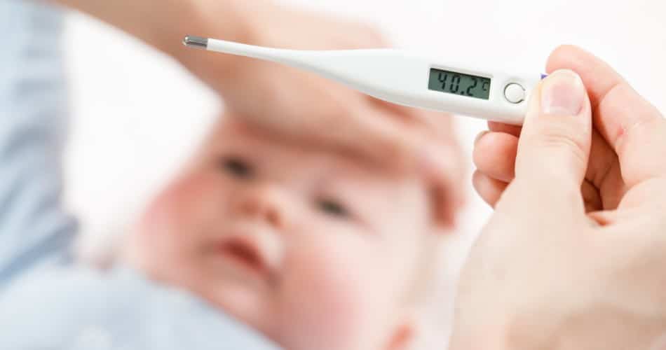 Ein Baby hat das Drei-Tage-Fieber mit hoher Temperatur.