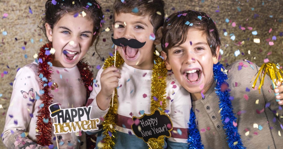 Kinder feiern zusammen Silvester.