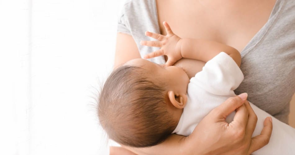 Ein Baby wird gestillt.