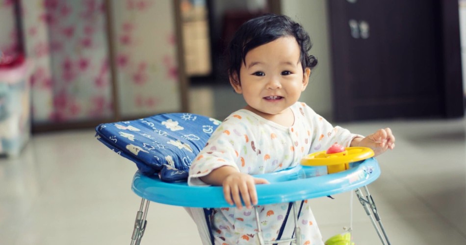 Baby in einem Gehfrei bzw. Babywalker (Lauflernhilfe)