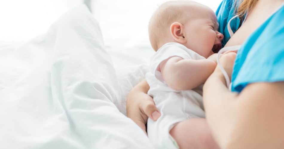 Ein Baby weint und ist im Stillstreik.