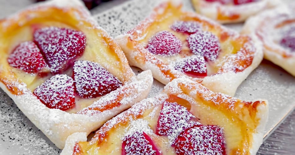 Puddingteilchen mit Erdbeeren
