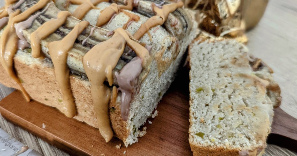 Veganes Bananenbrot angeschnitten auf einem Holzbrett