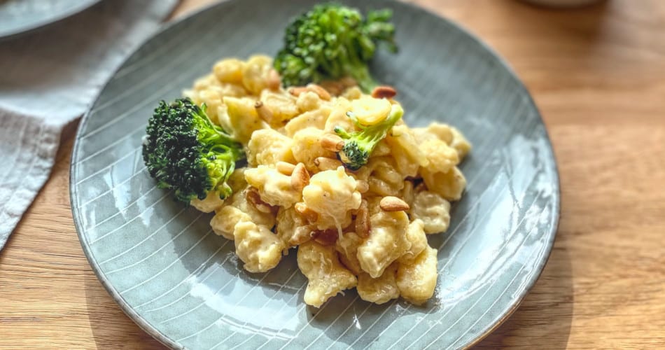 Abendessen mit Knöpfle, Käse und Brokkoli