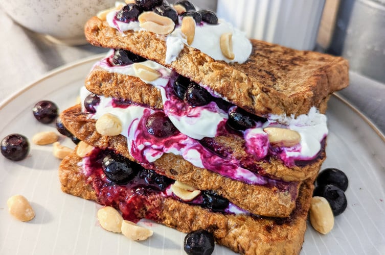 French Toast gestapelt und serviert mit Skyr und Heidelbeeren