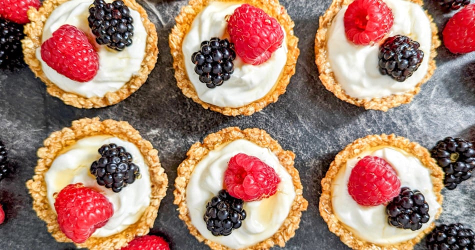 Granola-Cups serviert mit Joghurt und frischen Beeren