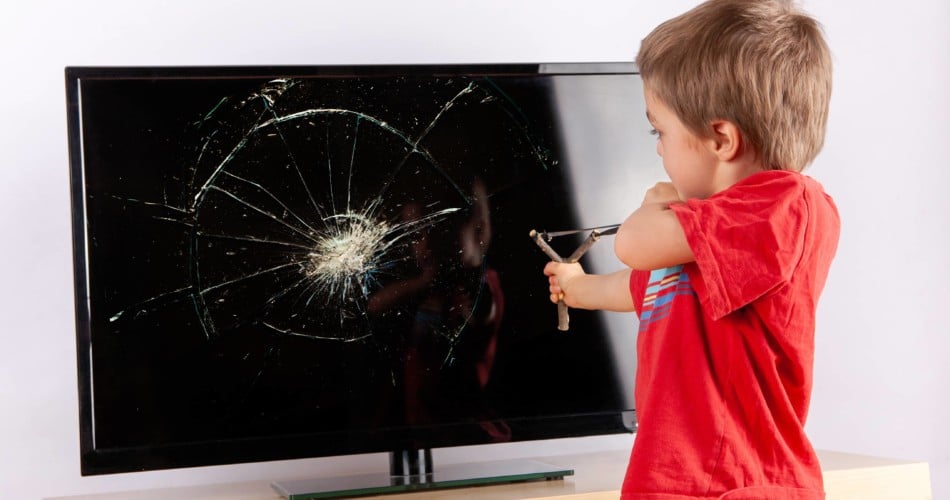 Ein Kind macht ein TV-Gerät kaputt