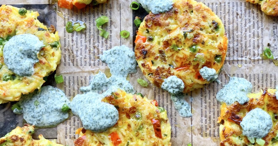Schnelle Reis-Bratlinge mit Joghurt-Dip