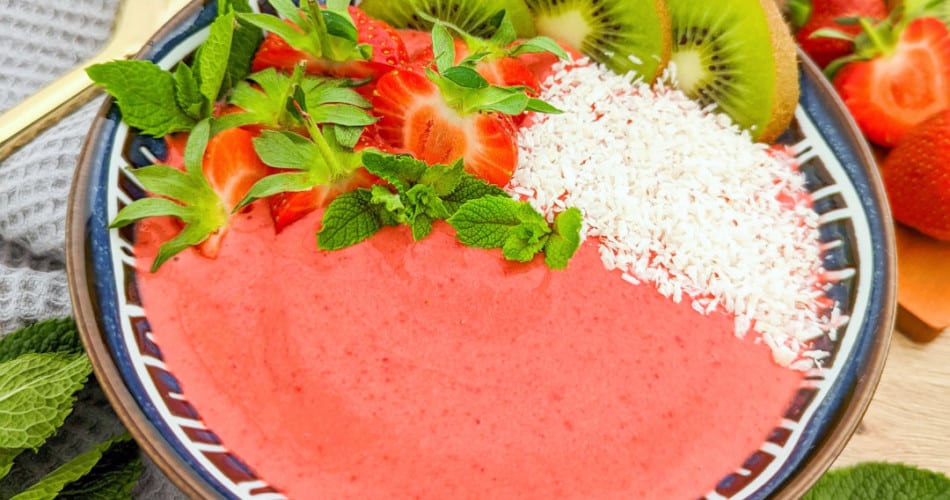 Smoothie-Bowl angerichtet mit Toppings in einer Schüssel
