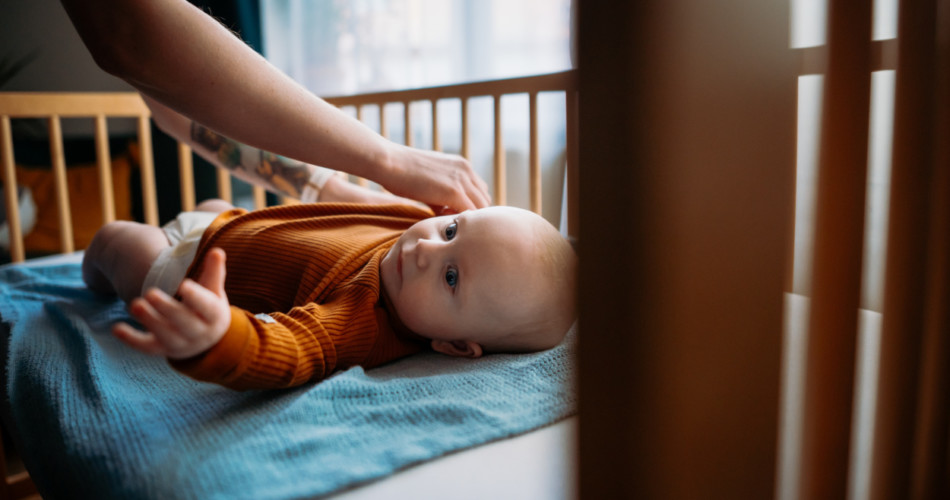 Baby 5 Monate liegt in der Krippe