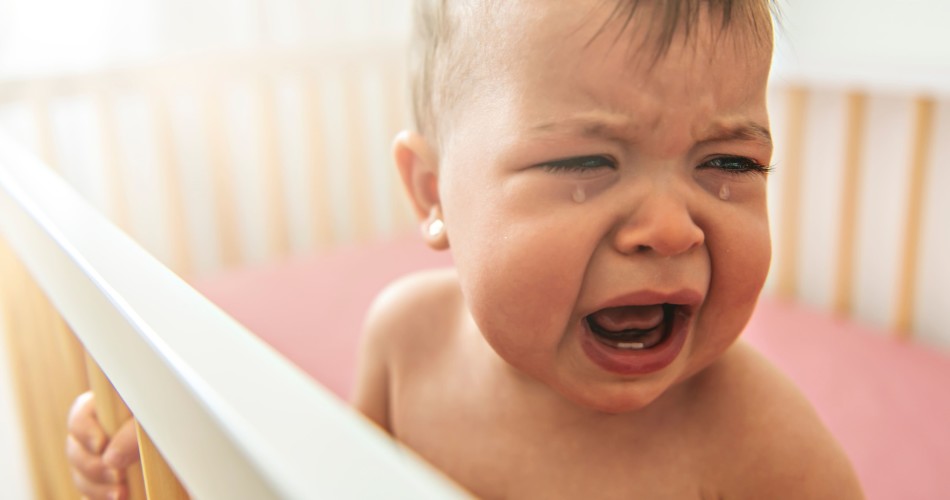 Nahaufnahme eines Babys, dass schreit und weint.