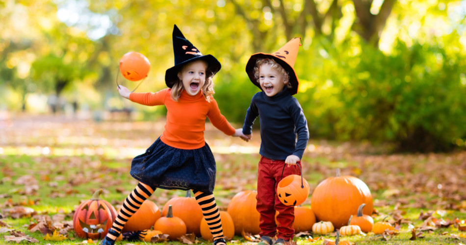Kinder im Halloween Kostüm mit Kürbis-Laternen