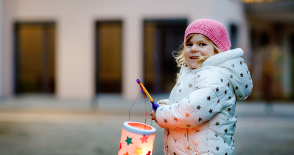 Kind mit Laterne - Laternenlieder für Kinder