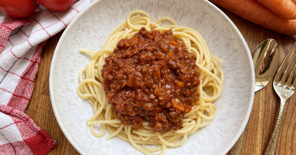 Vegane Bolognese mit Linsen auf dem Tisch