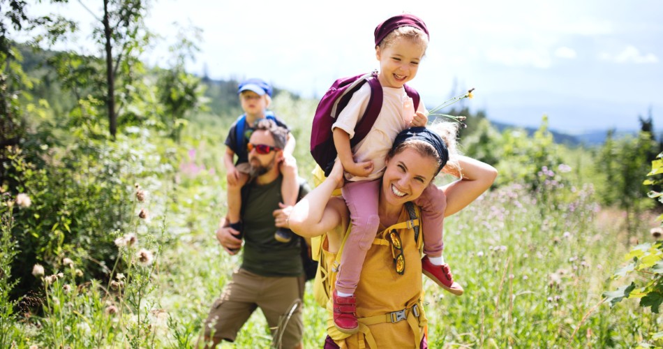 Eine Familie auf einem Wandertrip