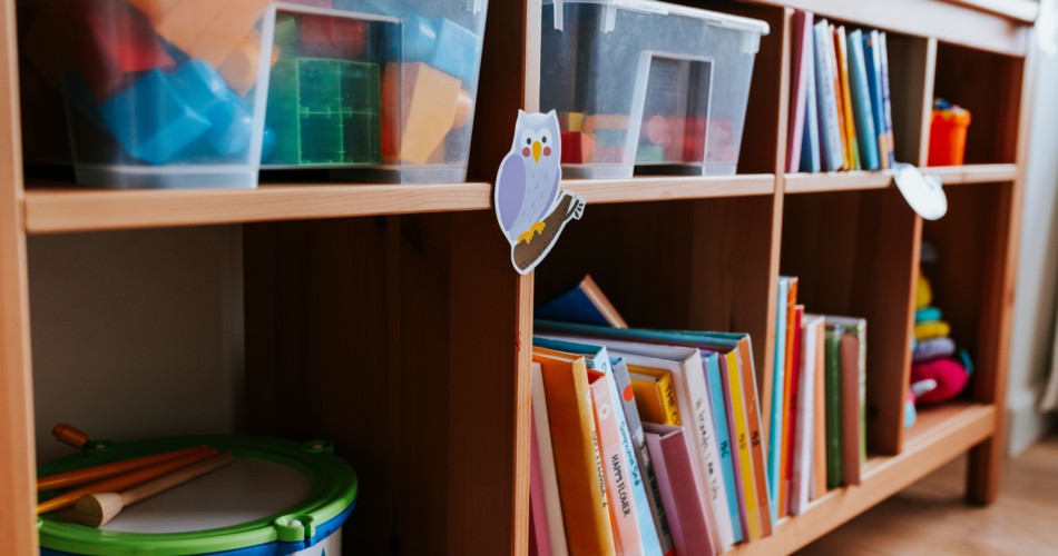 Bilderbücher in Regalen
