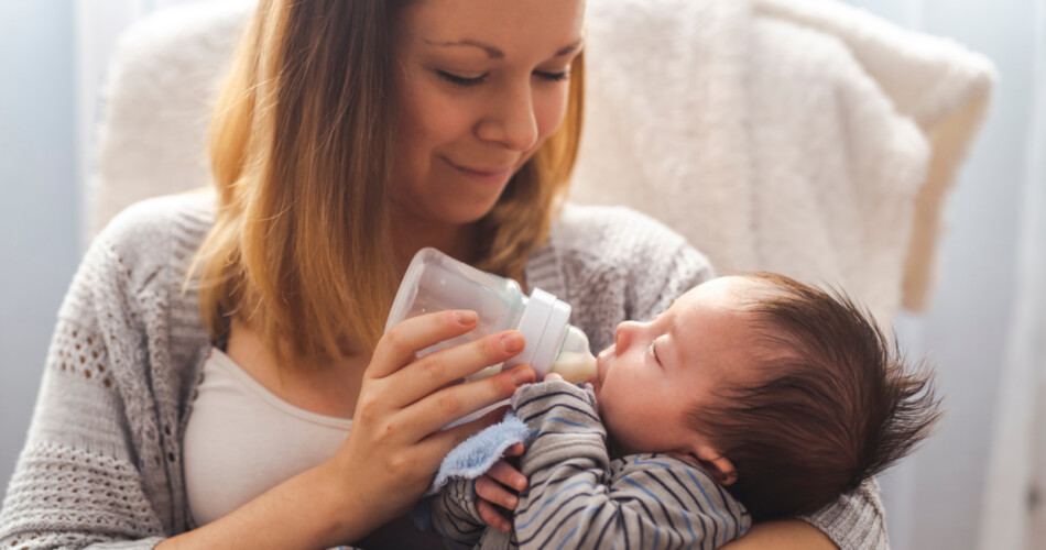 Baby trinkt aus der Flasche, Bonding