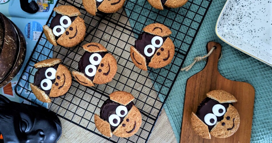 Kinder-Muffins-mit-Affen-Motiv liegen auf einem Tisch